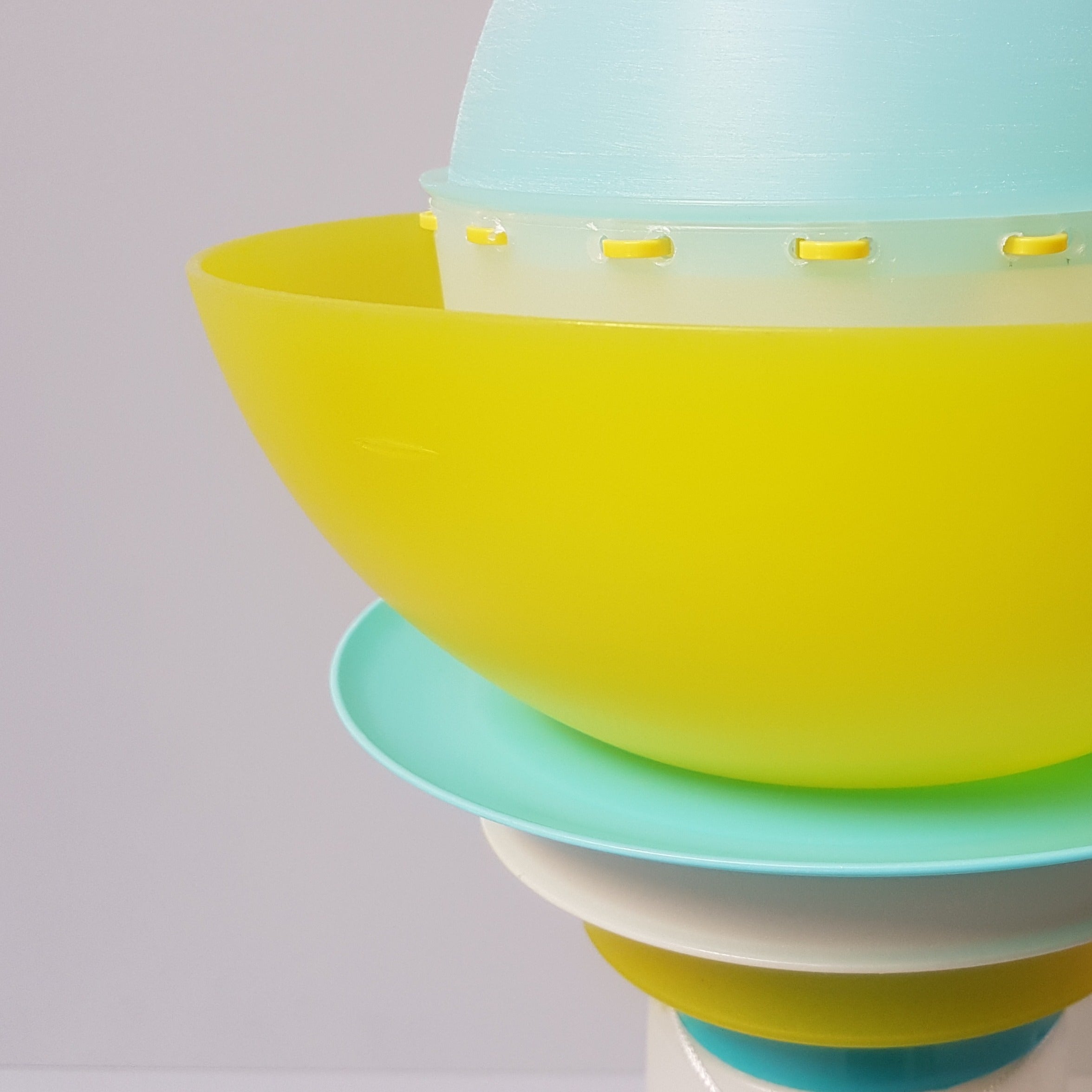 Staande lamp in aqua, geel en wit