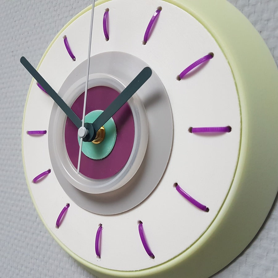 Tupperware upcycle klok geel wit paars grijs aqua