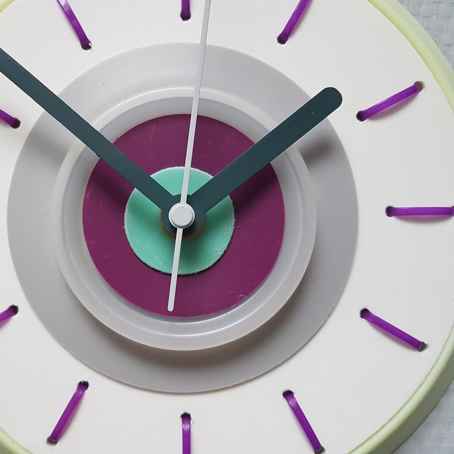 Tupperware upcycle klok geel wit paars grijs aqua