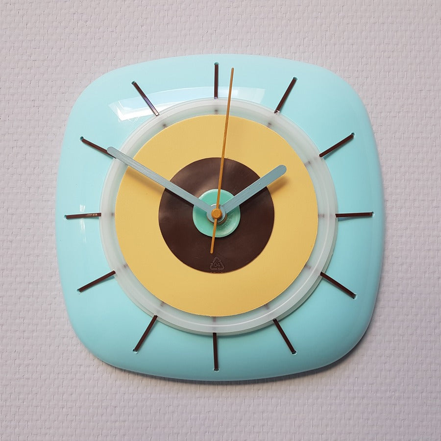 Klok in aqua, beige en bruin