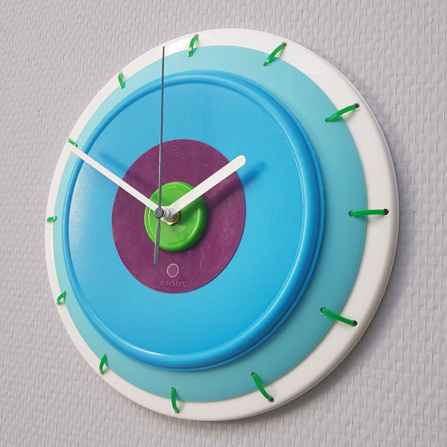 Klok in wit, mint, blauw, paars en groen