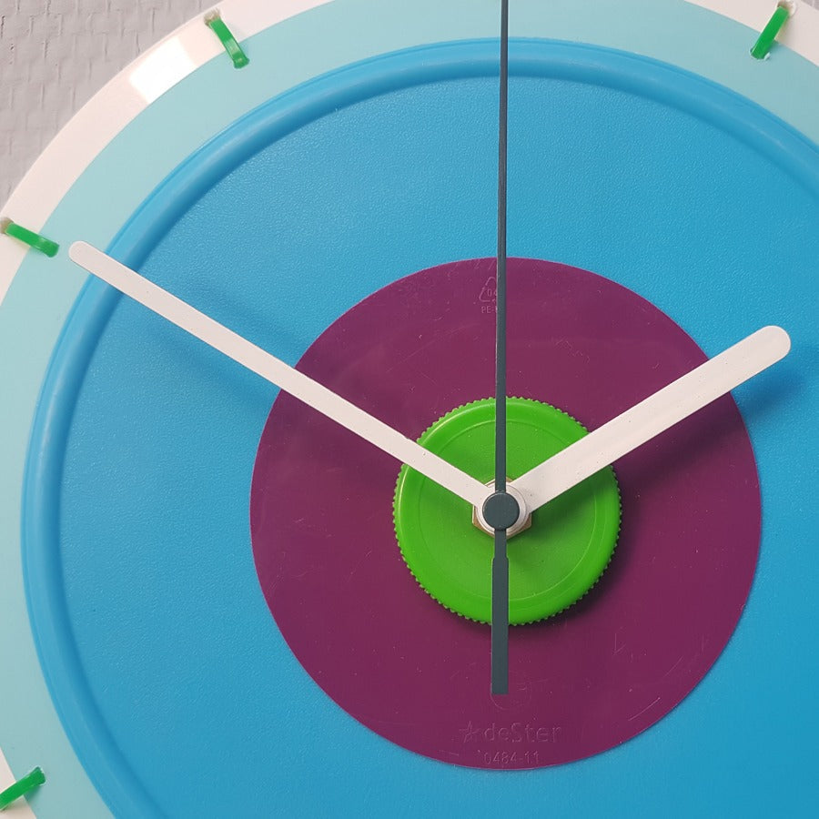 Klok in wit, mint, blauw, paars en groen