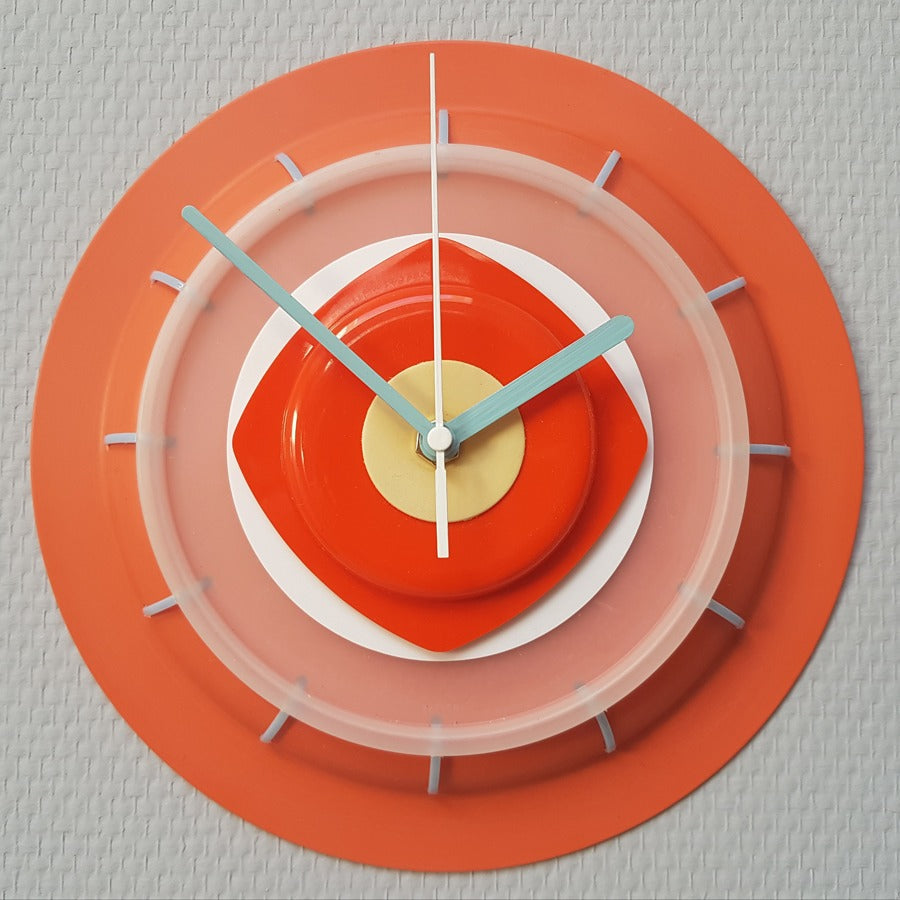 Klok in framboos, wit en rood