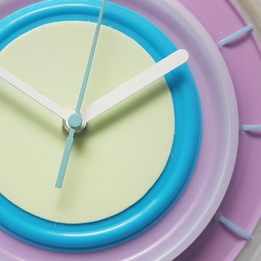 Klok in ecru, lila, blauw en lichtgeel
