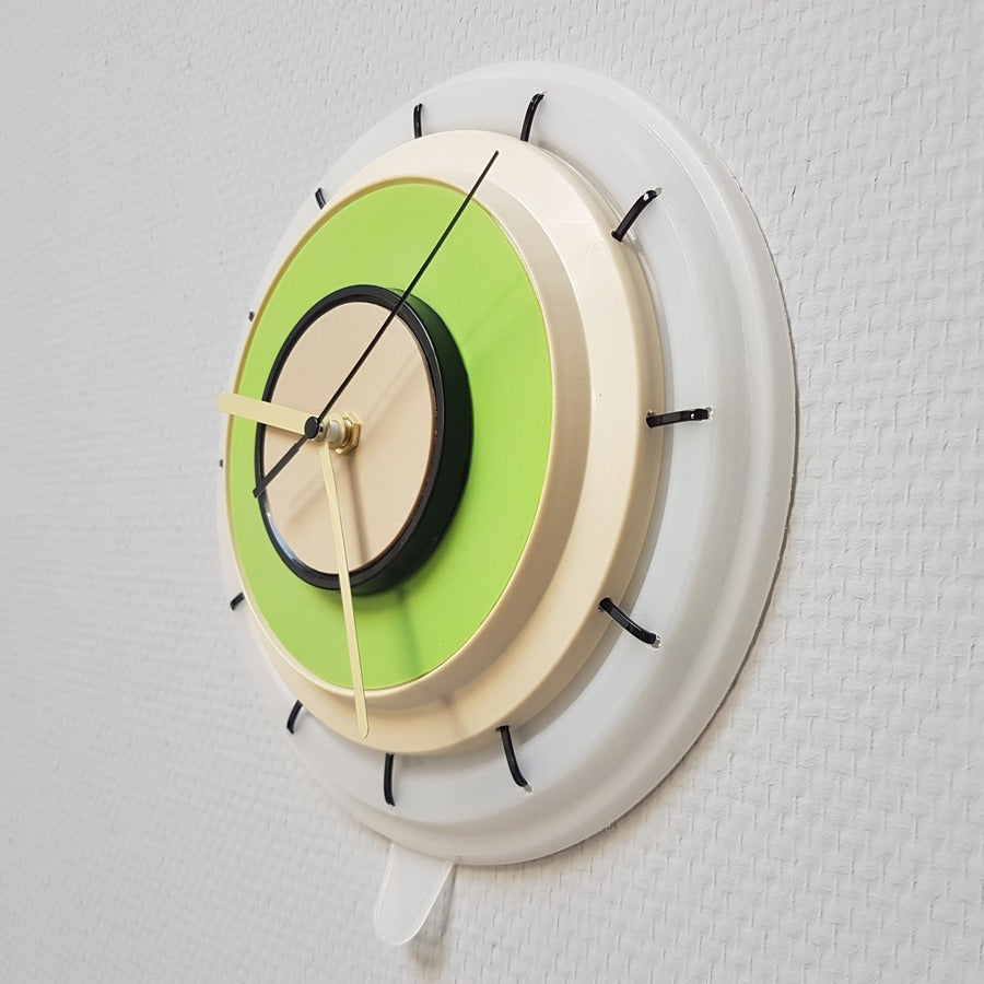 Klok in opaalwit, beige, groen en zwart