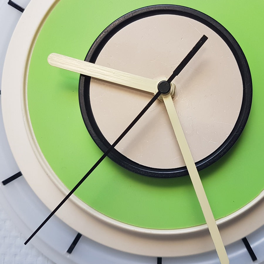 Klok in opaalwit, beige, groen en zwart