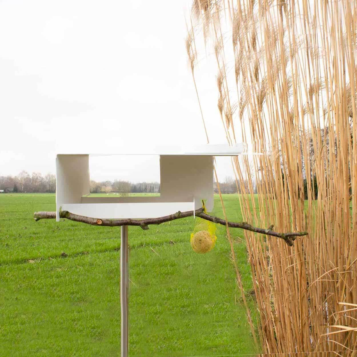 Bauhaus voederhuisje met groot dak Wit metaal – Opossum