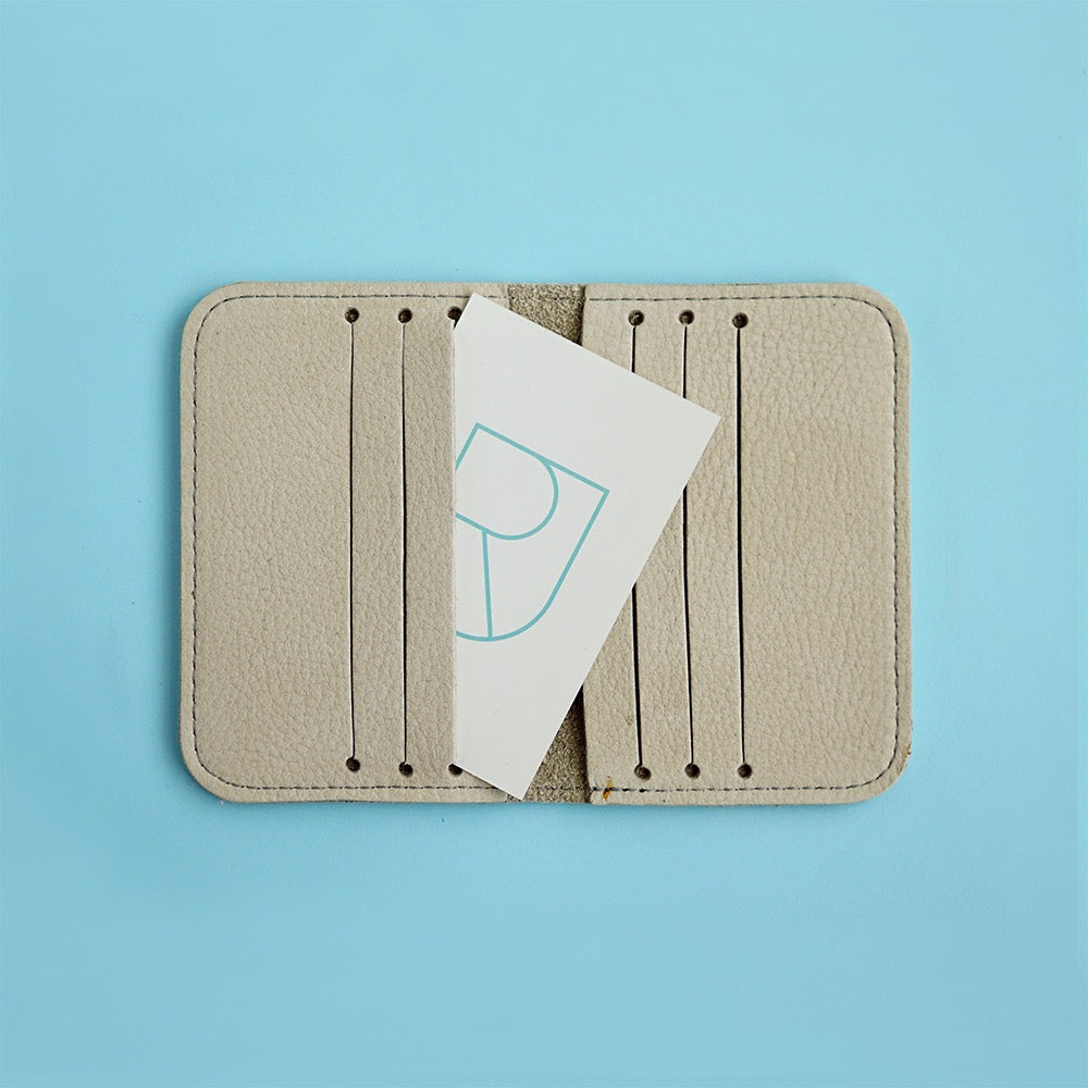 leren card sleeve zand