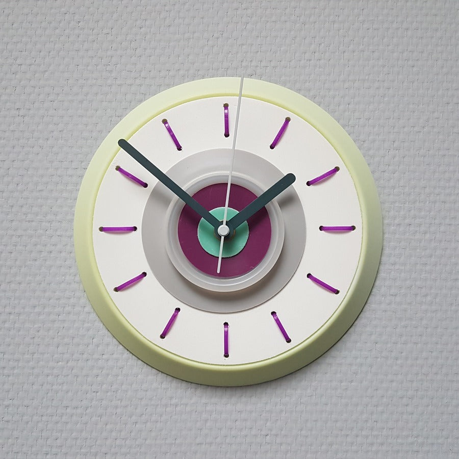 Tupperware upcycle klok geel wit paars grijs aqua