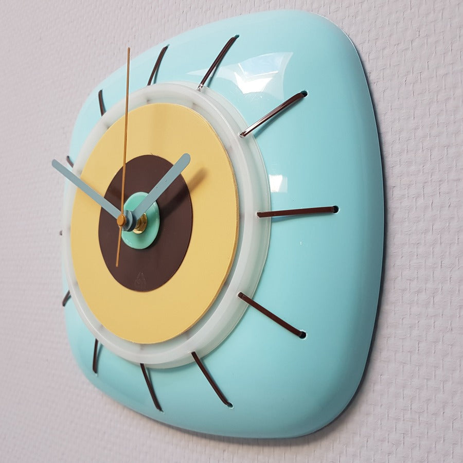 Klok in aqua, beige en bruin