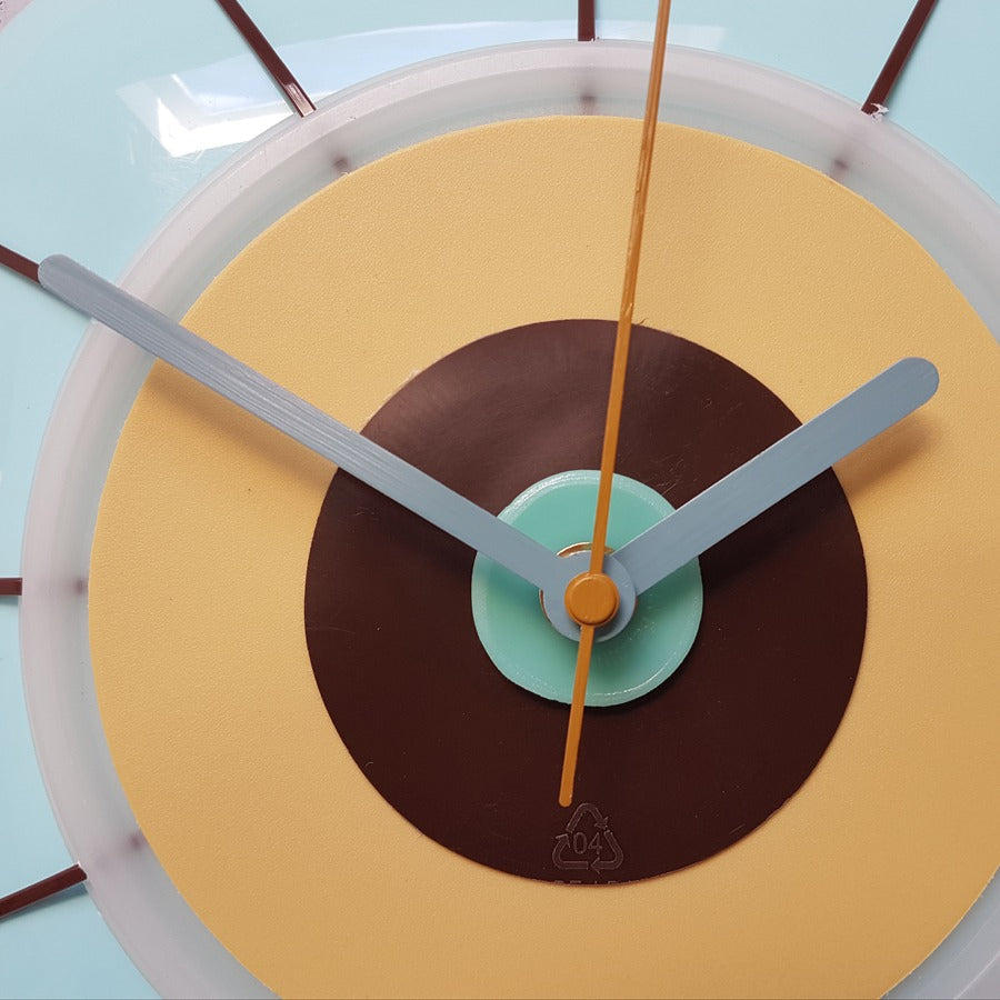 Klok in aqua, beige en bruin