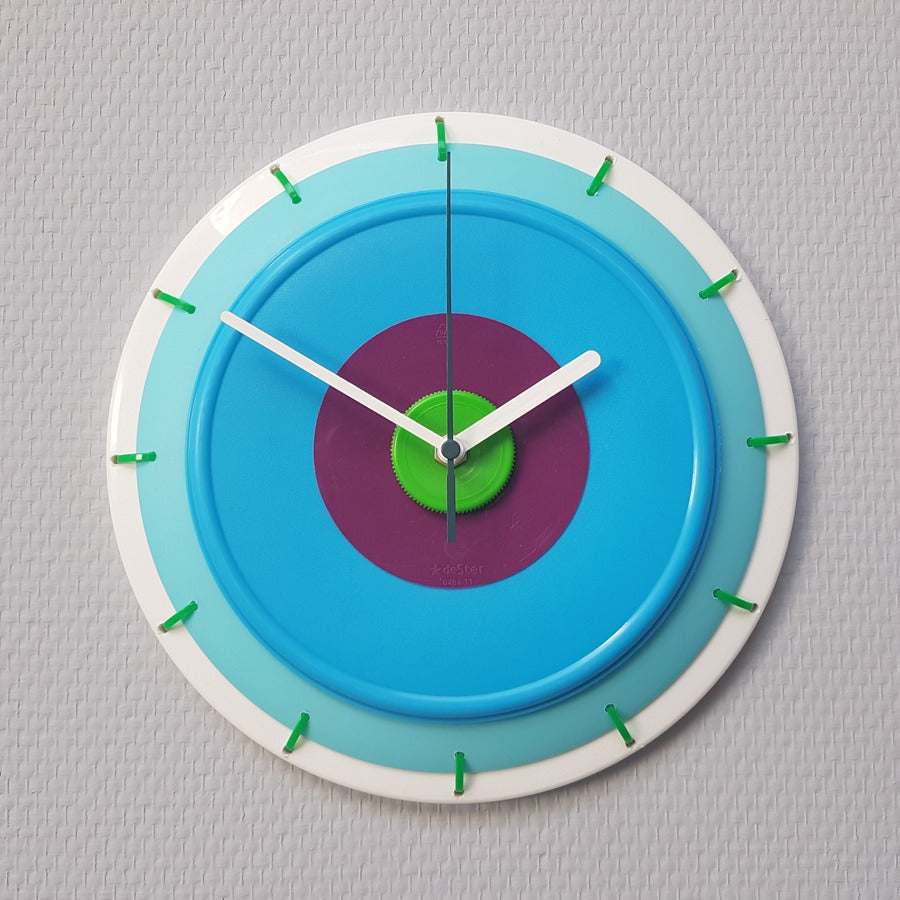 Klok in wit, mint, blauw, paars en groen