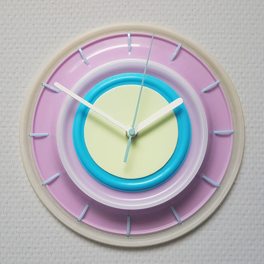 Klok in ecru, lila, blauw en lichtgeel