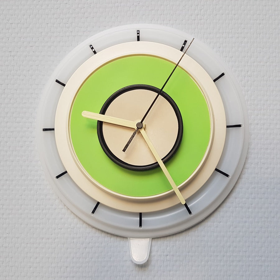 Klok in opaalwit, beige, groen en zwart