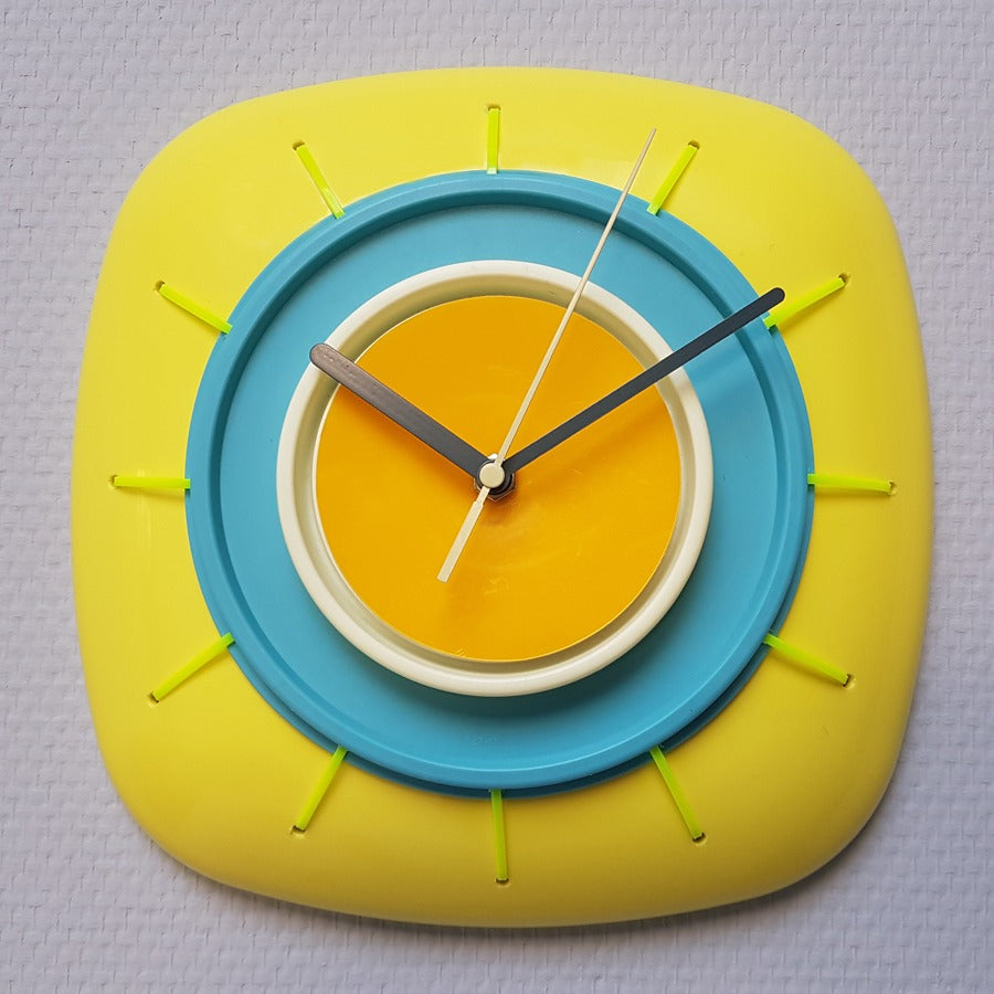 Klok in geel, aqua en oker
